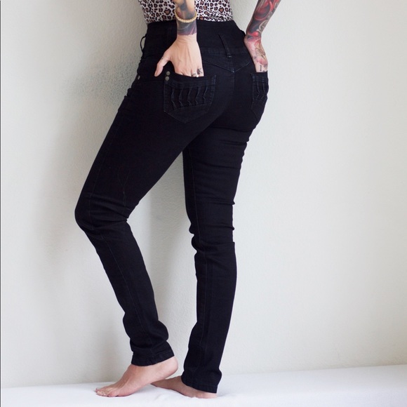 The ultimate stretch tushy jeans in black - Picture 5 of 8